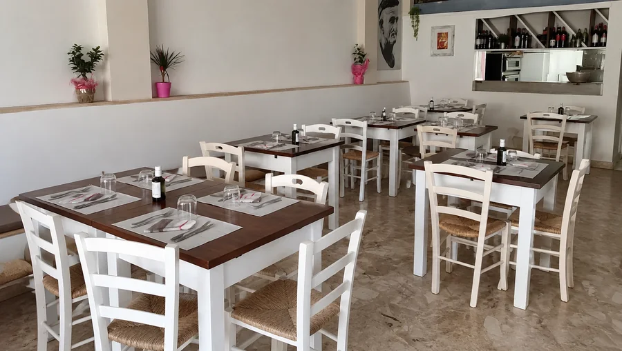 La sala interna della trattoria