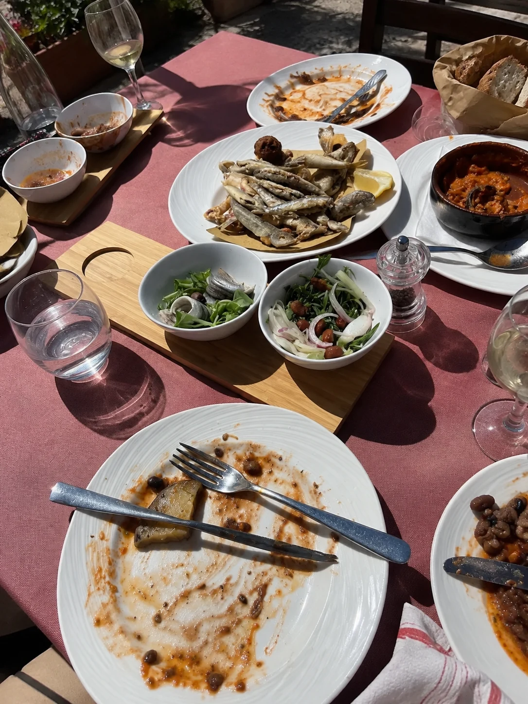 Una tavola apparecchiata con piatti di mare alla Botte