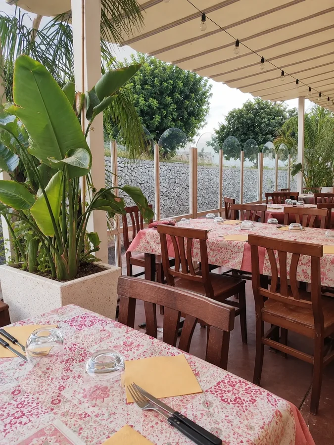 I tavoli all’aperto della trattoria
